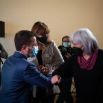 El vicepresidente en funciones de la Generalitat, Pere Aragonès saluda a la candidata de la CUP a la Presidencia de la Generalitat, Dolors Sabater, antes de dar una rueda de prensa sobre las prioridades del futuro Govern