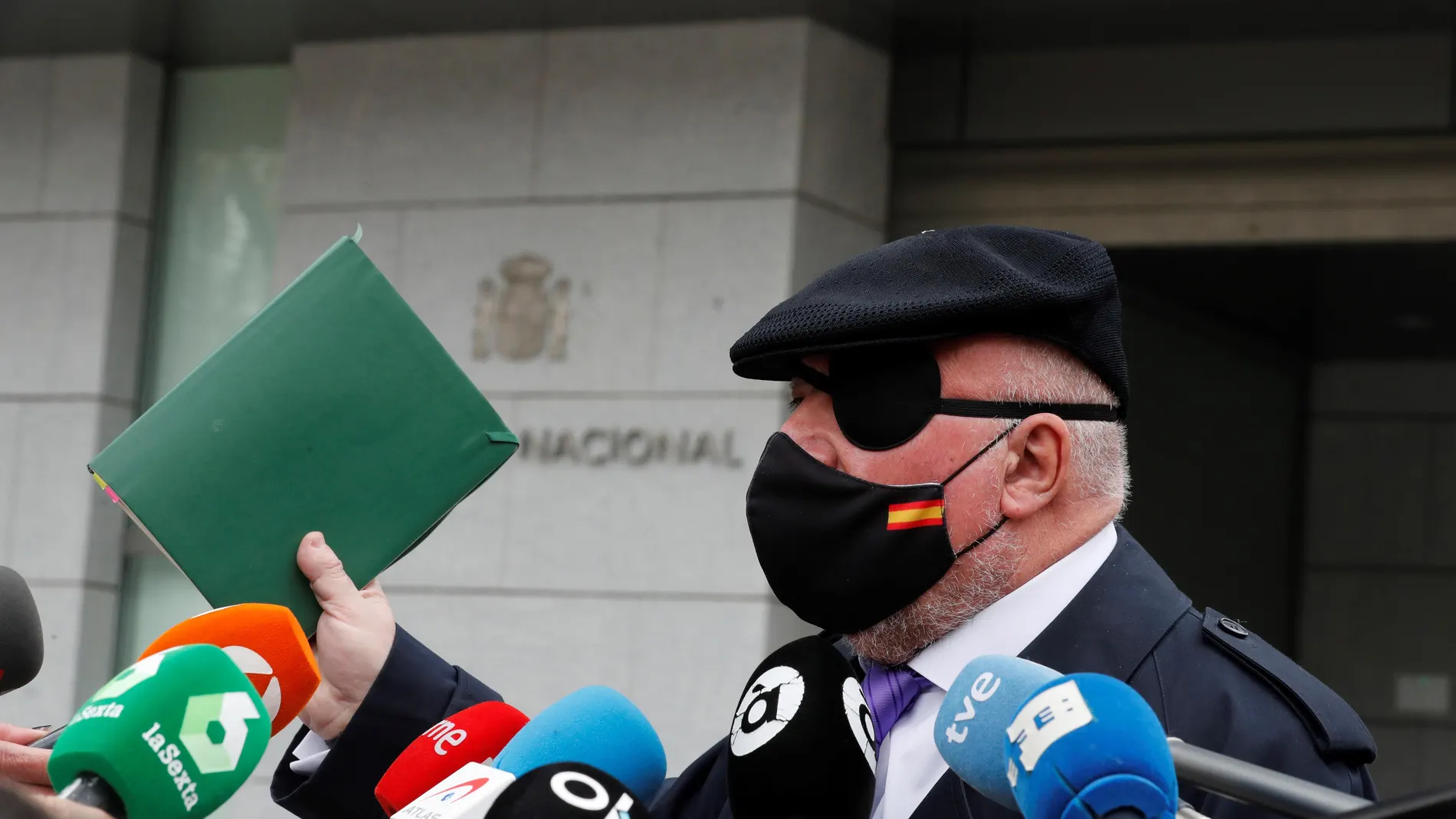 El excomisario José Manuel Villarejo atiende a los medios a las puertas de la Audiencia Nacional tras declarar ante el juez del "caso Tándem"