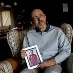 David Vallenilla con la foto de su hijo, asesinado en las protestas de 2017 en Caracas