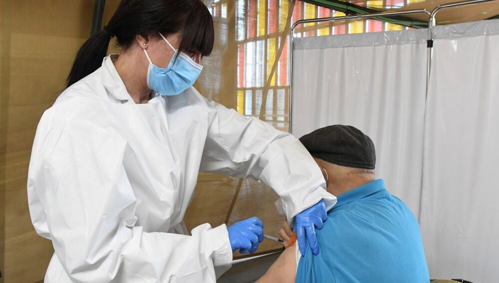 GRAF8287. LEÓN, 04/03/2021.- Una empleada sanitaria inocula una dosis de la vacuna contra la covid-19 durante la jornada de vacunación masiva a mayores de 80 años que se realiza este jueves en el Palacio de Congresos de León. EFE/ J.Casares