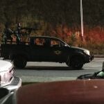 Policías especiales de la FAES venezolanas en una carretera que conecta La Guaira con Caracas