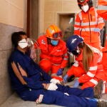Trabajadores sanitarios de Castillay León atienden a una persona en un incendio