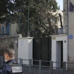 Un agente de policía junto al colegio en el que fue detenido un sospechoso con un cuchillo