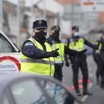 Varios de los agentes de la Policía Local realizando un control de movilidad en la salida de Santiago de Compostela hacia la carretera de Ourense