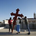 Cristianos iraquíes colocan una cruz en una iglesia en Qaraqosh