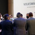 El rey Felipe VI (i) junto al presidente del Gobierno, Pedro Sánchez, conversan con un grupo de directivos durante la visita que realizan este viernes a la fábrica de SEAT en Martorell