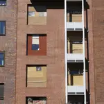 Un edificio ocupado ilegalmente con tablas de madera en las ventanas