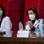 La ministra de Defensa, Margarita Robles aplaude durante el acto de 'Agradecimiento a protagonistas de nuestra historia reciente', en el CESEDEN.