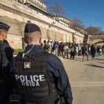 Policía francesa junto al Sena, este fin de semana en París