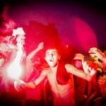 Dos manifestantes sufren los efectos del gas lacrimógeno este viernes, durante una manifestación en Asunción