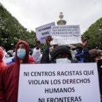 Unos 700 inmigrantes, según la policía nacional, se han manifestado bajo el lema "Marcha por el libre tránsito", desde el centro de inmigrantes de Las Raíces (Tenerife) hasta el ayuntamiento de La Laguna, reclamando poder continuar su viaje al continente europeo. EFE/Ramón de la Rocha