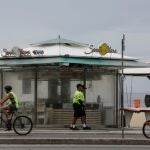 BRA01. RÍO DE JANEIRO (BRASIL), 06/031/2021.- Personas pasan frente a una tierra hoy, en la playa de Copacabana, en Río de Janeiro (Brasil). La Alcaldía de la ciudad suspendió el comercio y la prestación de servicios en las playas, y limitó los horarios de funcionamiento de bares y restaurantes. Río de Janeiro, segunda mayor ciudad brasileña y que registra hasta la fecha cerca de 210.000 casos y 19.000 muertes por covid, vive un preocupante repunte en el número de contagios y hospitalizaciones que amenaza con colapsar su sistema de salud, como ya ha ocurrido en otros puntos del país. EFE/ Antonio Lacerda