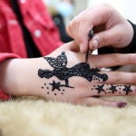 SI desea hacerse un tatuaje temporal, aseg&uacute;rese de que es de henna natural y no de henna negra