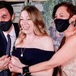 La directora Pilar Palomero (c), acompañada por los productores Valérie Delpierre (d) y Alex Lafuente (i), celebra los cuatro Premios Goya de "Las Niñas"
