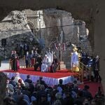 El papa Francisco reza entre escombros y muros medio derruidos en la plaza de Hosh al Bieaa de la devastada ciudad iraquí de Mosul por las víctimas de las guerras.