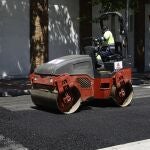 Un operario trabaja con una máquina apisonadora en la Operación Asfalto 2020