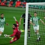 Borja Iglesias, uno de los héroes del partido, ante el meta Pacheco