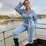 Vicky Martín Berrocal con mono denim de Mango.