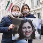 Richard Ratcliffe, el marido de Nazanin Zaghari-Ratcliffe, y su hija Gabriella en la puerta de la embajada de Irán en Londres