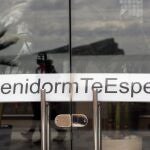 Detalle de la puerta de entrada de un hotel de Benidorm que permanece cerrado por las restricciones