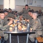 Jóvenes soldados comen en el cuartel durante su servicio militar obligatorio