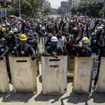 Los manifestantes saludan con tres dedos durante una protesta hoy en Yangon