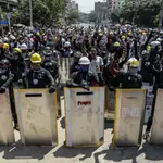 Los manifestantes saludan con tres dedos durante una protesta hoy en Yangon