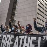 Los manifestantes marcharon frente al Centro de Gobierno del Condado de Hennepin la víspera de la selección del jurado en el juicio del ex oficial de Minneapolis Derek Chauvin