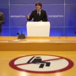 El expresidente de la Generalitat, Carles Puigdemont (c) ofrece una rueda de prensa junto a los exconsejeros Antoni Comín (i) y Clara Ponsatí (d).