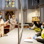 La ministra del Interior holandesa visita una iglesia de Ámsterdam convertida en colegio electoral