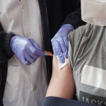 Un policía nacional recibe la primera dosis de la vacuna contra la COVID-19