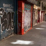 Hilera de comercios cerrados en Madrid 