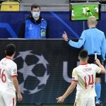 El árbitro Cunyet Cakir revisa la acción del gol de Haaland que anuló, aunque en el monitor también vio el penalti de Koundé, que pitó