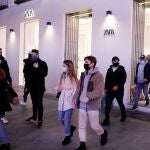 Varios compradores salen de un Zara en Madrid