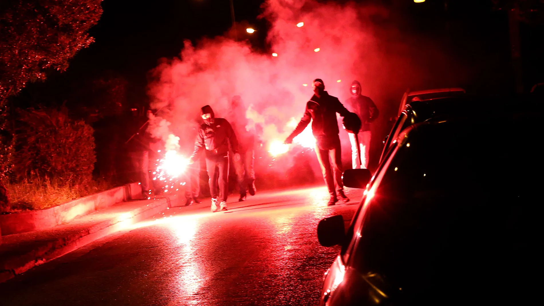 Choque entre policías y manifestantes en la plaza Nea Smyrni, al sur de Atenas