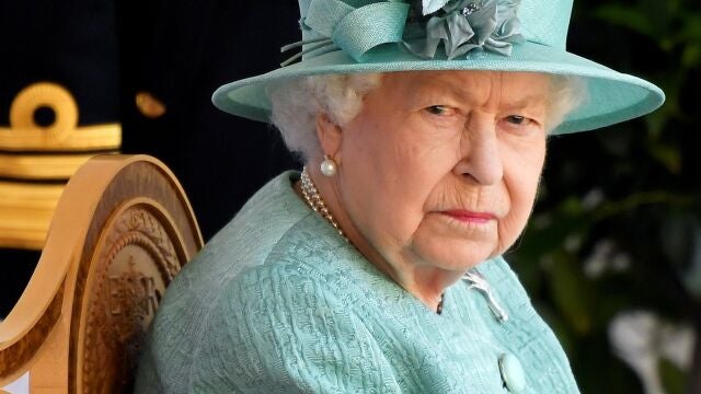 La reina Isabel de Inglaterra en una ceremonia oficial en el Castillo de Windsor en 2020