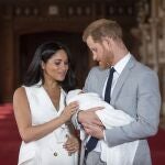 El príncipe Harry y Meghan Markle, el día de la presentación oficial de su primer hijo. (Dominic Lipinski/Pool via AP, File)