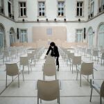 Una persona ultima los preparativos en el Auditori del Parlament de Cataluña donde, debido a las restricciones por la pandemia de coronavirus, se celebrará la constitución de la cámara catalana