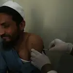 Según datos oficiales, un 2% de la población había recibido al menos una dosis en Afganistán, mientras que solo un 0,68% ha recibido la pauta completa.