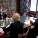 El president de la Generalitat, Ximo Puig (i), mantiene una reunión con el conseller de Educación, Cultura y Deporte, Vicent Marzà (d), y la consellera de Sanidad Universal y Salud Pública, Ana Barceló (c), para abordar el plan de vacunación previsto para la comunidad educativa