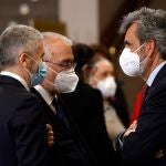 El presidente del Consejo General del Poder Judicial (CGPJ), Carlos Lesmes (d), y el ministro del Interior, Fernando Grande-Marlaska (i), en una imagen previa al concierto “In Mermoriam”, organizado por la Fundación Víctimas del Terrorismo, en homenaje a las víctimas del terrorismo Interior en el Auditorio Nacional den Madrid el pasado miércoles