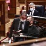 El portavoz de Unidas Podemos en el Congreso, Pablo Echenique (d); durante una sesión de control al Gobierno en el Congreso de los Diputados, en Madrid (España), a 10 de marzo de 2021