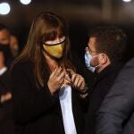 La candidata de Junts a la Presidencia de la Generalitat, Laura Borràs, habla con el vicepresidente de la Generalitat en funciones y candidato de ERC a la Presidencia, Pere Aragonès, a las puertas de la cárcel de Lledoners