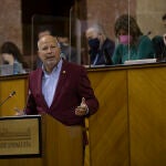 El consejero de Educación y Deporte, Javier Imbroda, durante su intervención ayer en la primera jornada del Pleno del Parlamento andaluz