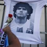 Flores sobre una imagen de Maradona