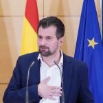 Luis Tudanca, secretario regional del PSOE, atiende a los periodistas tras presentar la moción de censura