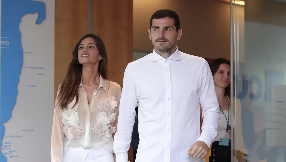EPA3599. OPORTO (PORTUGAL), 06/05/2019.- El portero español del Oporto, Iker Casillas, y su mujer Sara Carbonero salen del hospital de Oporto (Portugal) donde éste estaba ingresado desde el pasado miércoles tras sufrir un infarto de miocardio. EFE/Rui Farinha