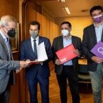 Los portavoces de los tres grupos en el Ayuntamiento de Murcia, José Antonio Serrano del PSOE (2d), Mario Gómez de CS (2i) y Ginés Ruiz Maciá de Podemos (d), han presentado un escrito que ha sido registrado ante la secretaría general del Pleno, que, tras comprobar que la moción de censura reúne los requisitos exigidos en este artículo, ha sido presentado en el Registro General