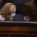 La vicepresidenta tercera, Nadia Calviño, conversa con la ministra portavoz y de Hacienda, María Jesús Montero, durante la sesión de control al Gobierno en el Congreso de los Diputados