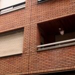 Una mujer de 63 años ha muerto esta madrugada tras supuestamente ser arrojada desde la terraza de un primer piso de un inmueble de Ponferrada (León) por un hombre con el que compartía la vivienda y que ya ha sido detenido, según han informado a Efe fuentes de la Subdelegación del Gobierno. En la imagen, el inmueble ubicado en el número 22 de la calle del Dos de Mayo. EFE/ Ana F. Barredo
